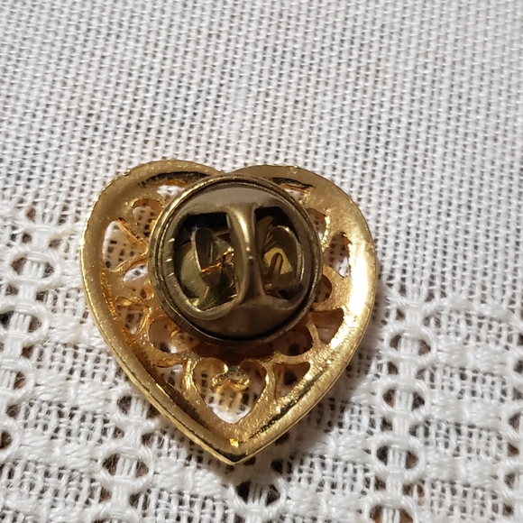 Vintage 1985 Goldtone Heart Lapel Pin - Picture 2 of 3